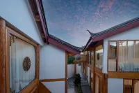 lijiang Nanting. Wind courtyard by stream Hotels near Square Street