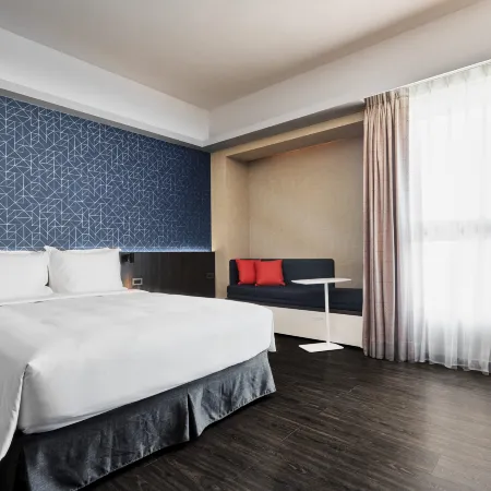 Holiday Inn Express KAOHSIUNG LOVE RIVER by IHG Отели рядом с достопримечательностью «Пляж Цицзин»