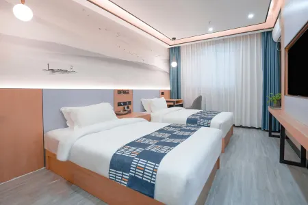 Aifeel Hotel (Nujiang Riverside Plaza) Отели рядом с достопримечательностью «Liuku»