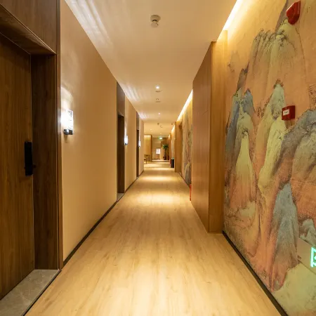 Mayflower Hot Spring Hotel (Xinmi Qingping Square)