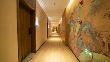 Mayflower Hot Spring Hotel (Xinmi Qingping Square) Отели рядом с достопримечательностью «Jishan Sanfeng»