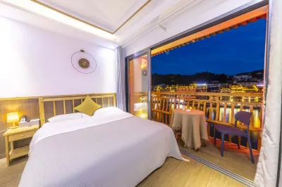 Yuanteng Yuxia Yunshang River View Homestay (Zhenyuan Ancient Town Branch)