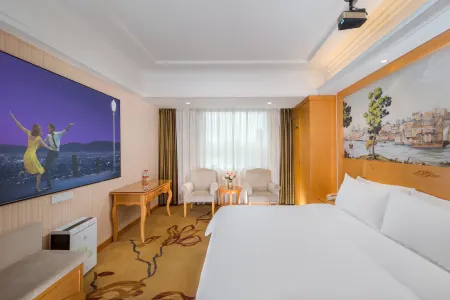 Vienna Hotel (Shenzhen Guanlan Changhu Metro Station) )