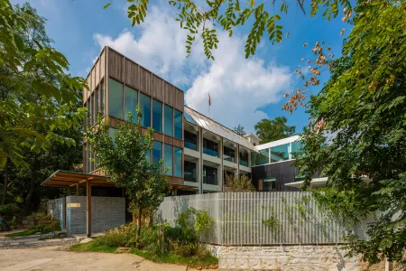 Xinmi Rock resort hotel Отели рядом с достопримечательностью «Fengquan Lake Scenic Area»