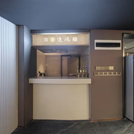 Homeinn Plus Hotel (Xianning Yinquan Avenue Tonghui Plaza)
