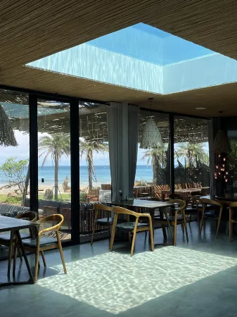 Floral Lux Hotel · Riran Oriental Waikun Tower Hotel Отели рядом с достопримечательностью «Weizhouzhen»