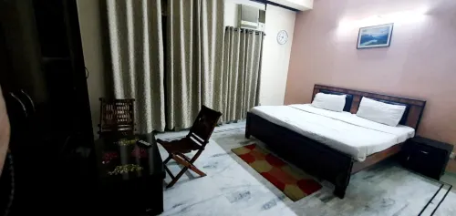 Goroomgo Noida Royal Residency - Homestays