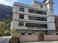 Serene Mountain Retreat Hotels near Peng's House