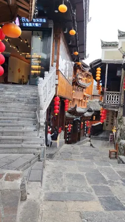 Furong Town Flower Waterfall Bay Homestay Отели рядом с достопримечательностью «Tusi Palace»