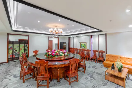 Golden Peacock Hotel (Pu'er Simao Airport) Отели в г. Пуэр