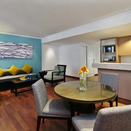 Radisson Resort and Suites Phuket Отели рядом с достопримечательностью «Пляж Лэм Сингх»