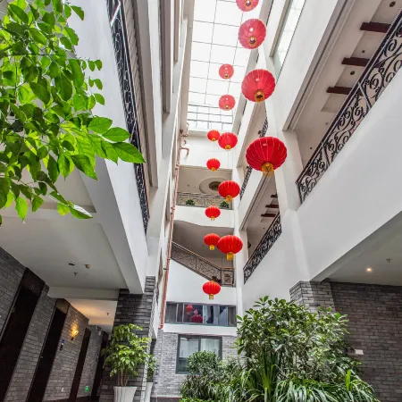 Jinting Chain. Southern Hotel (Zhanggongqiao Food Street Leshan Giant Buddha Branch)