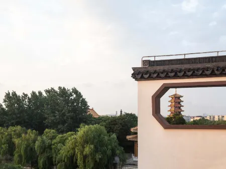 Floral Hotel·Ruili Hotel Отели рядом с достопримечательностью «Minhang Gymnasium»