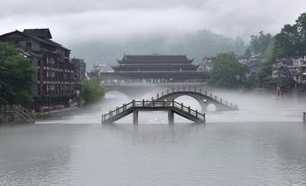 Phoenix Menghua River View Homestay (Phoenix Ancient City Branch)