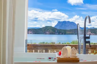 Lugu Lake HeSu Lake View Hotel Hotels in Нінлан