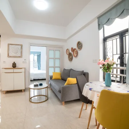 Live Hotel (Jiangmen East Railway Station Jianghai Square)