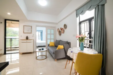 Live Hotel (Jiangmen East Railway Station Jianghai Square)