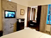 Crown Victoria Hotel Tulungagung Hotel dekat Prasasti Soka Panjerejo