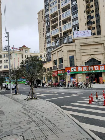 Fenggang Chayuan Apartment Отели рядом с достопримечательностью «JinGangCheng ShangYe BuXingJie»