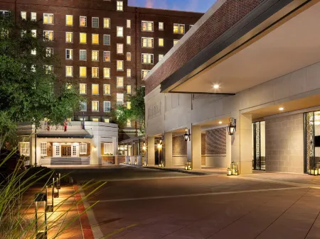 Warwick Melrose Hotel Отели рядом с достопримечательностью «Мак-Кинни-авеню»