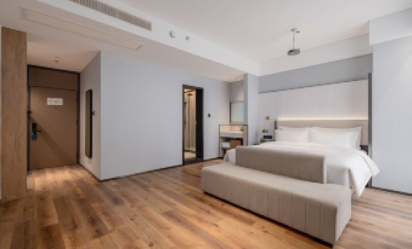 Yilong Wanguo Hotel (Jinan Railway Station North Square K88 Famous Spring Square)