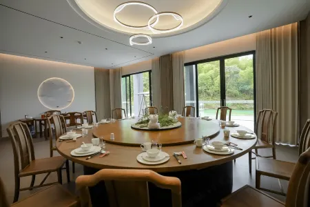 Yibin Bamboo Sea Renjoy Hotel Отели рядом с достопримечательностью «Emerald Gallery»