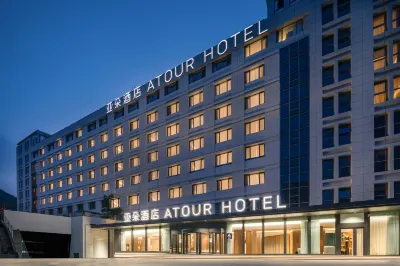 青島ロウ山区石老人海水浴場アトゥールホテル 青島体育センター-球類訓練場周辺のホテル