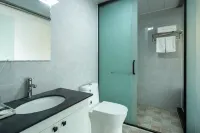 Huaqing Hotel (Nanyang Hengfang Square)