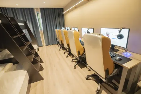 Netfish Esports Hotel (AntingSubwayStationBranchShanghaiAutomotiveConventionandExhibitionCenter) Отели рядом со станцией Anting North Railway Station