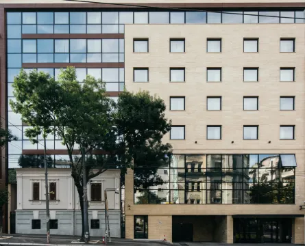 Central Point hotel Отели рядом с достопримечательностью «Церковь Святого Марка»