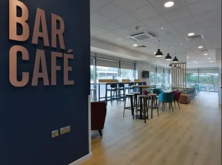 Travelodge Hexham Отели рядом с достопримечательностью «Hexham Abbey»