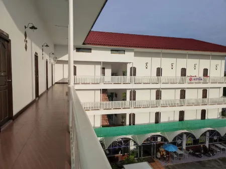 Erawan Place Отели рядом с достопримечательностью «Wat Don Kaeo»