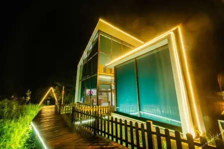 Huangmei Shanshan Wood House (Edong Animal Kingdom) Отели в г. Хуанмэй