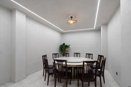 Anji Youxiang Parent Child Pool Resort Homestay (Zhongnan Baicaoyuan Branch) Отели рядом с достопримечательностью «Zhejiang Institute of Technology (Anji Campus)»