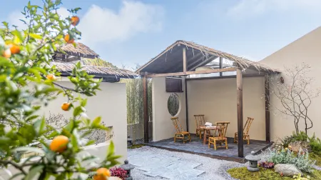 Starlight Cabin Holiday Inn (Wuyuan High-speed Railway Station Branch)