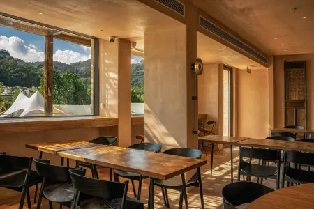 Yuran Riverside Designer Art Hotel