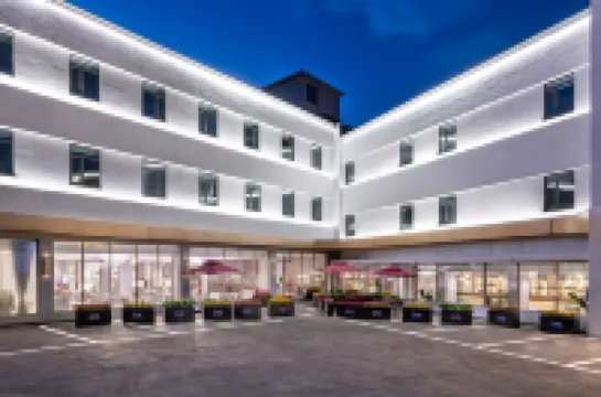 Mercure Qingdao Zhanqiao Railway Station Hotels near Qingdao Railway Station