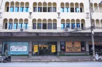 King Hotel Hotel in zona Wat Pa Ampawan