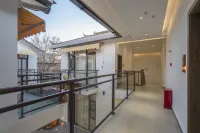 Floral Lux Hotel · living in another courtyard (Lijiang ancient city light luxury store) Hotels in Lijiang