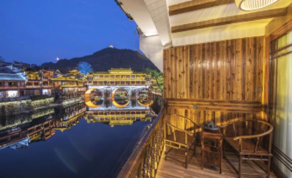 Phoenix Tuojianglou Diaojiaolou Inn