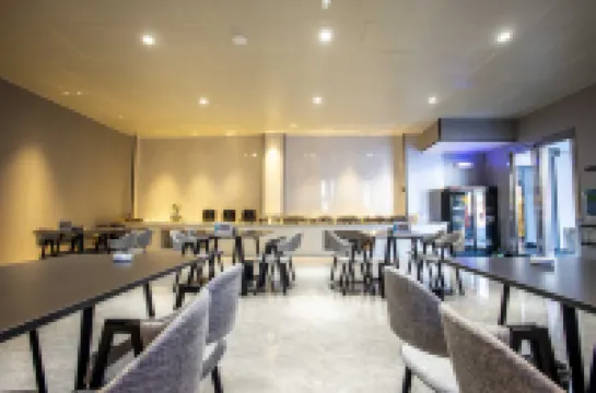 Wanhong Business Hotel (Qinyang Bus Station Branch)