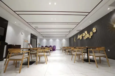 Kulunqi Jinshawan Hot Spring Hotel Отели рядом с достопримечательностью «Fuyuan Temple»