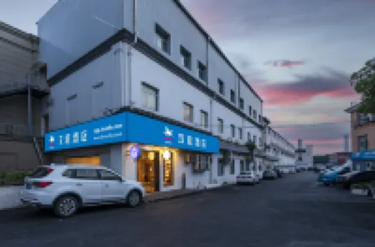 HanTing Hotel (Shanghai Hongqiao Hub Railway Station) Hotels in Shanghai