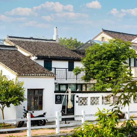 Floral Hotel · Yixing Lake Father Holds Hometown Hotel