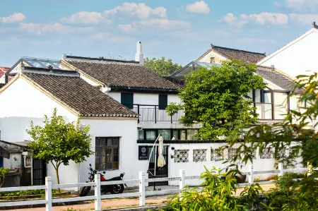 Floral Hotel · Yixing Lake Father Holds Hometown Hotel Отели рядом с достопримечательностью «Shanjuan Cave»