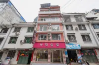 Cute Cat Theme Hotel (Yangshuo West Street Branch)