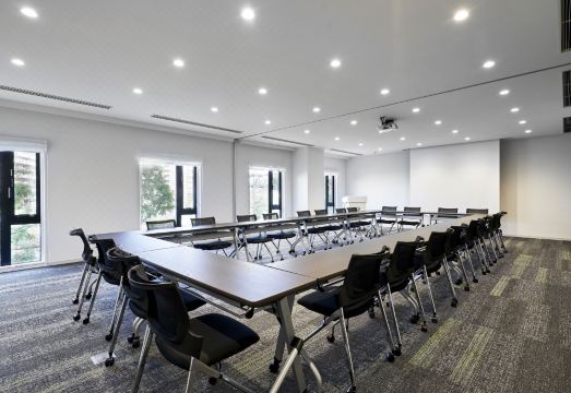 루이즈 호텔 객실 침대와 인테리어 사진