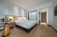 Yongheng Langyue Collection Hotel (Nanning Railway Station Chaoyang Square Subway Station) Hotels in Nanning