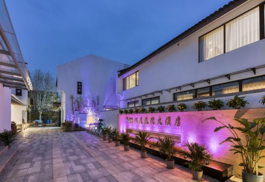 란팅 이위안 호텔의 넓고 깨끗한 내부 객실