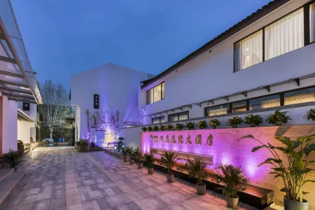 Lanting Yiyuan Hotel (Nanmen Ancient Town) Отели рядом с достопримечательностью «Zhejiang University of Water Conservancy Hydropower (Nanzhang Campus)»